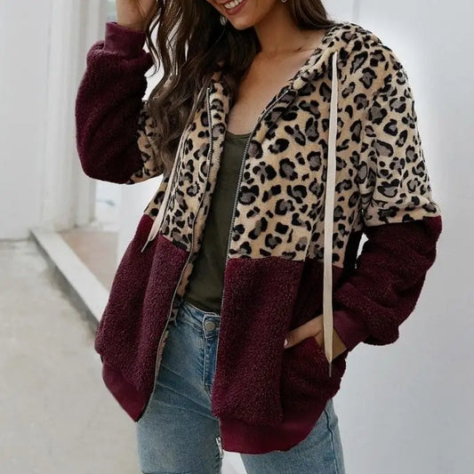 Manteau léopard et bordeaux.
