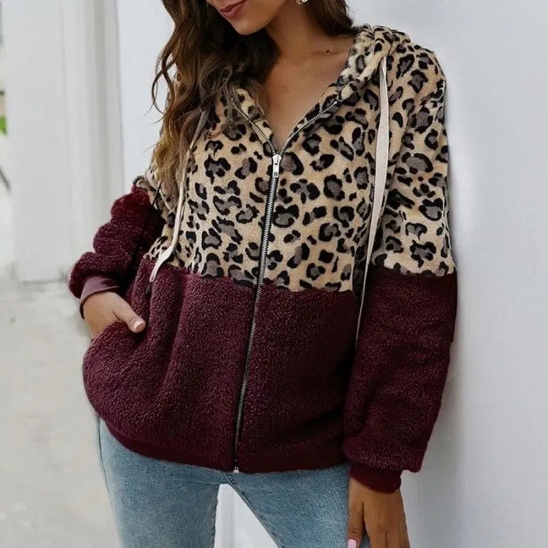 Manteau bicolore léopard et bordeaux.
