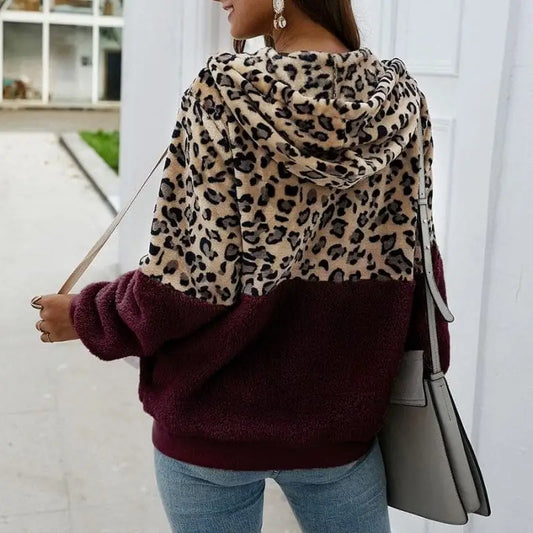 Dos manteau léopard et bordeaux.