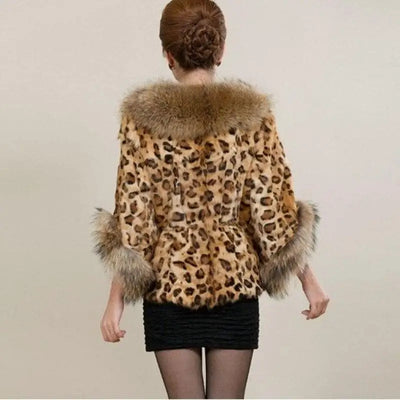 Dos manteau léopard en fausse fourrure élégant.