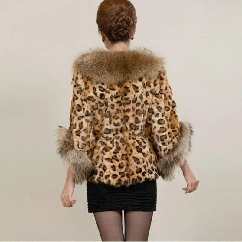 Manteau léopard en fausse fourrure élégant.