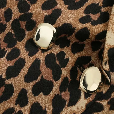 Bouton léopard manteau.