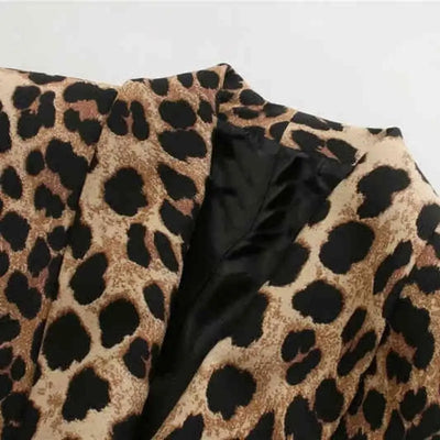 Col manteau léopard coupe blazer.