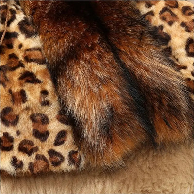 Manteau mi long léopard imitation fourrure.