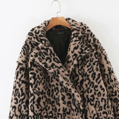 Col manteau léopard long.