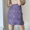 Mini jupe violette.