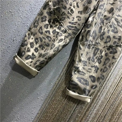 Motif léopard pantalon beige.