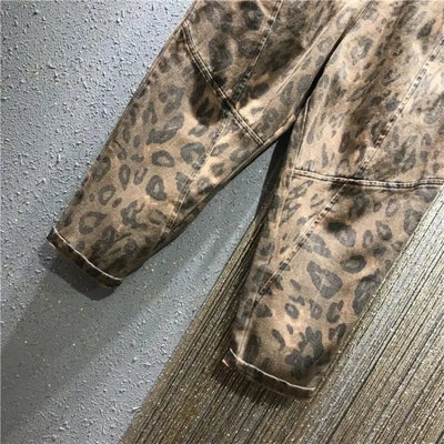 Motif pantalon léopard militaire.