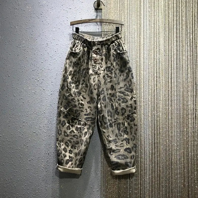 Motif léopard beige pantalon léopard.
