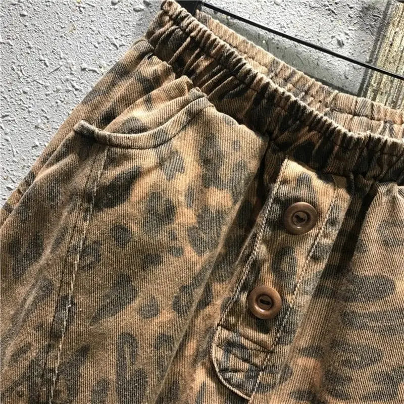 Boutons pantalon léopard.