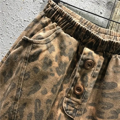 Boutons pantalon léopard.