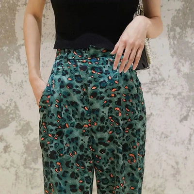 Motif pantalon léopard vert.