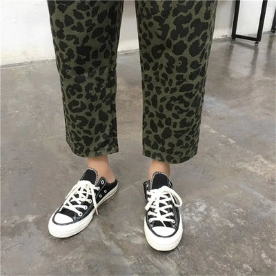 Ourlet pantalon motif léopard kaki.