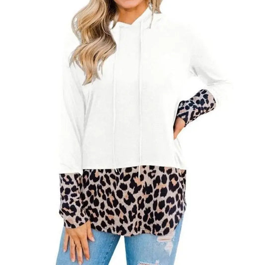Pull léopard à capuche blanc.