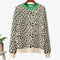 Pull femme motif léopard.