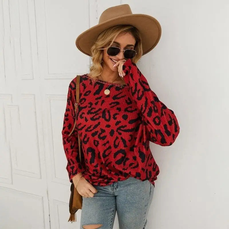 Pull rouge léopard col bardot.