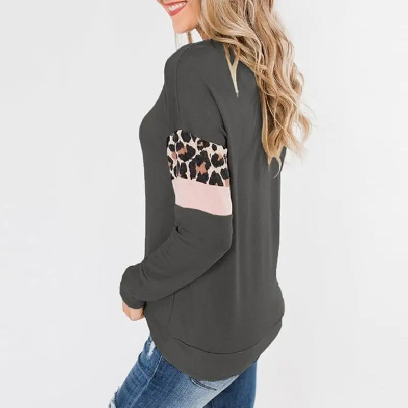 Pull gris léopard.