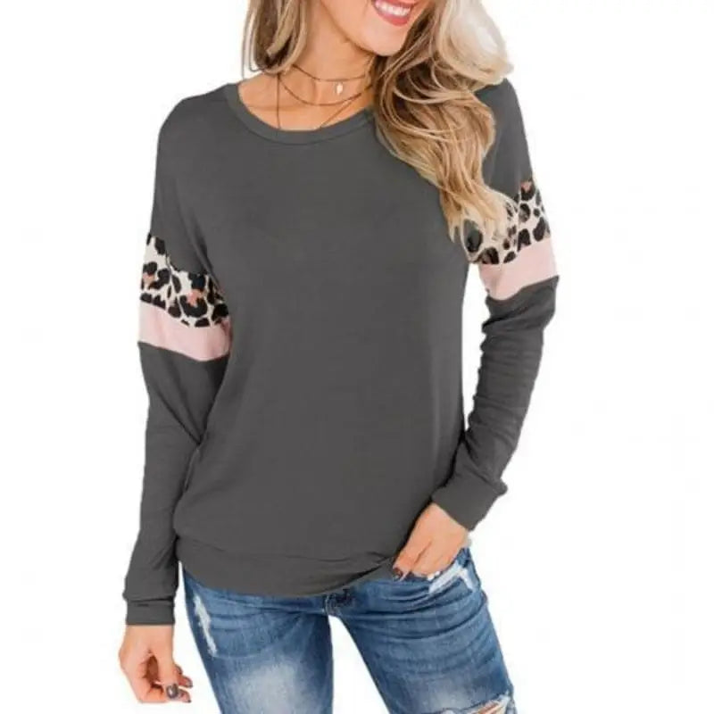 Pull léopard gris.