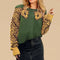 Pull léopard sauvage vert.