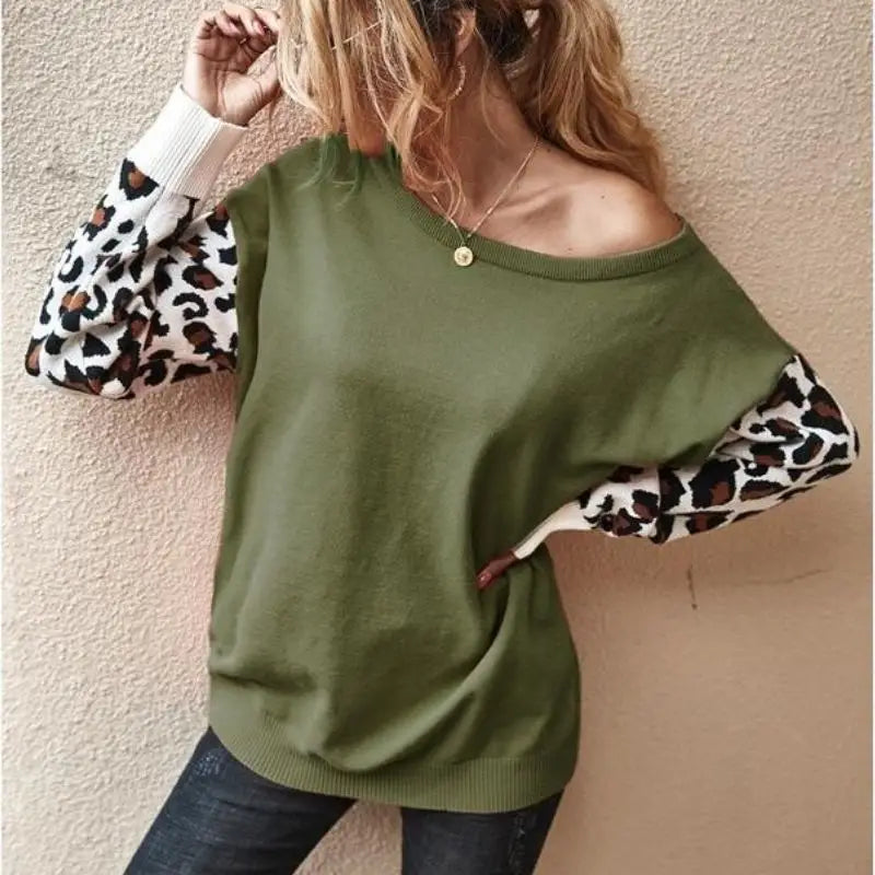Pull manches longues léopard kaki.