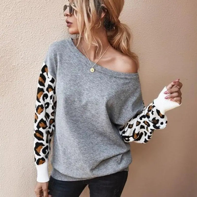 Pull gris léopard.