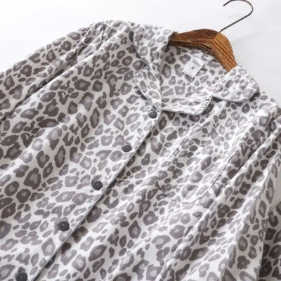 pyjama femme motif léopard gris.