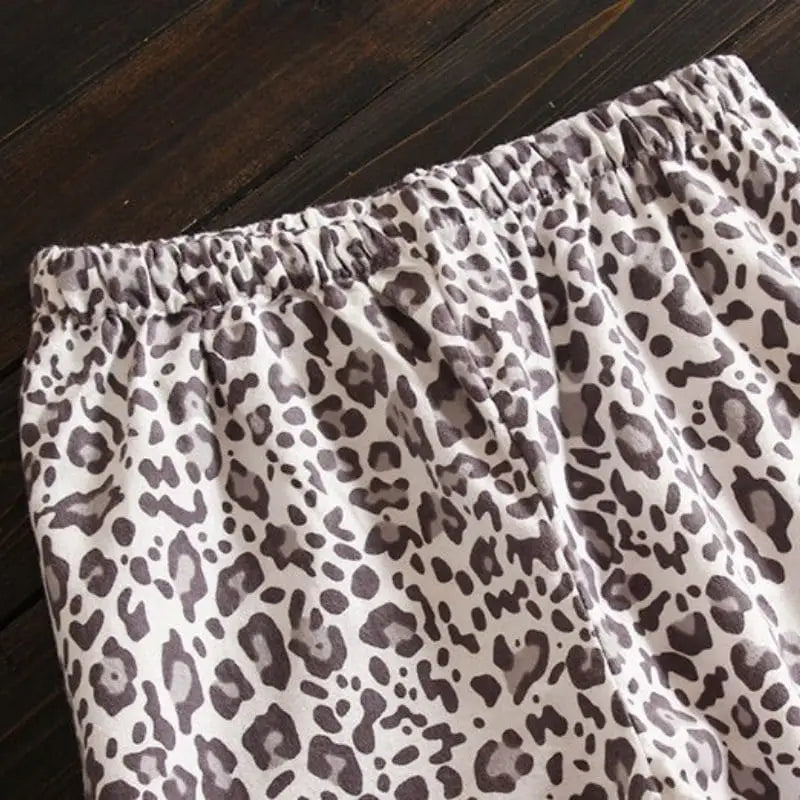 bas de pyjama gris.