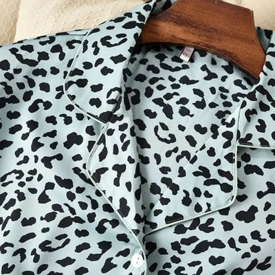 pyjama bleu léopard.
