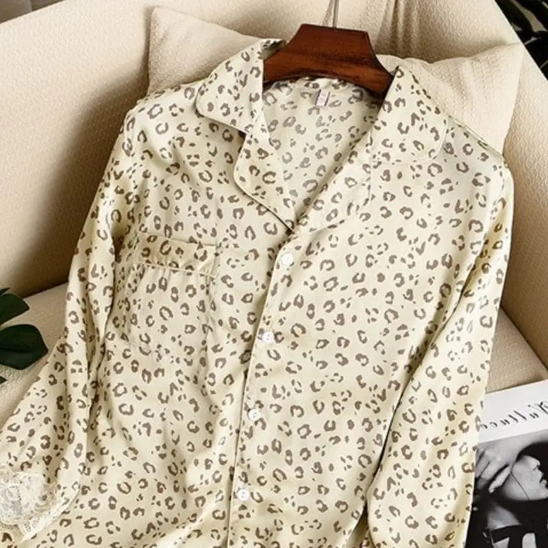 pyjama léopard jaune pâle.