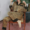 pyjama léopard en satin.
