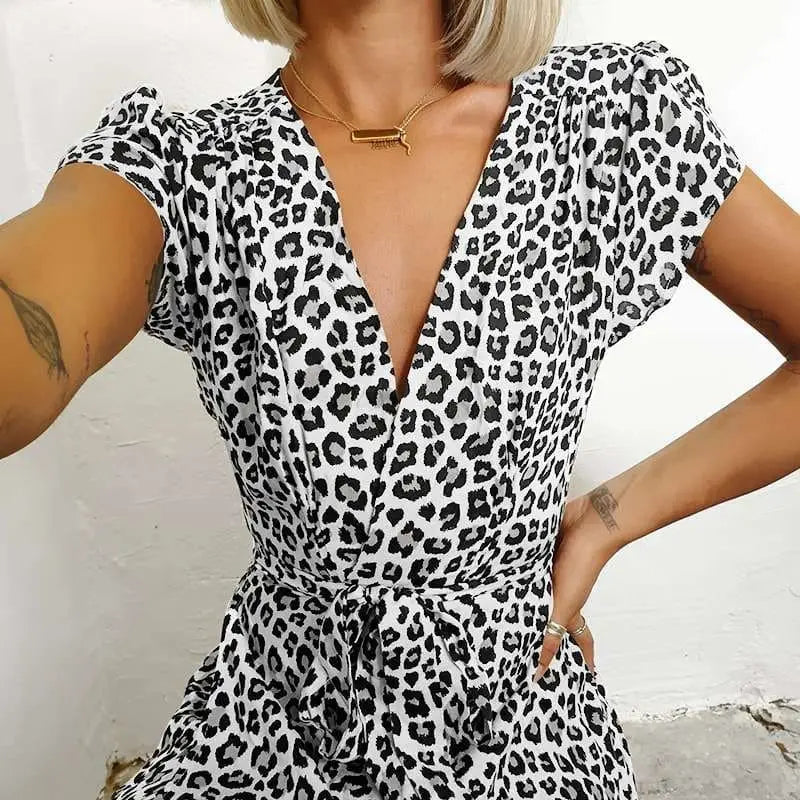 Robe léopard blanche décolleté. 