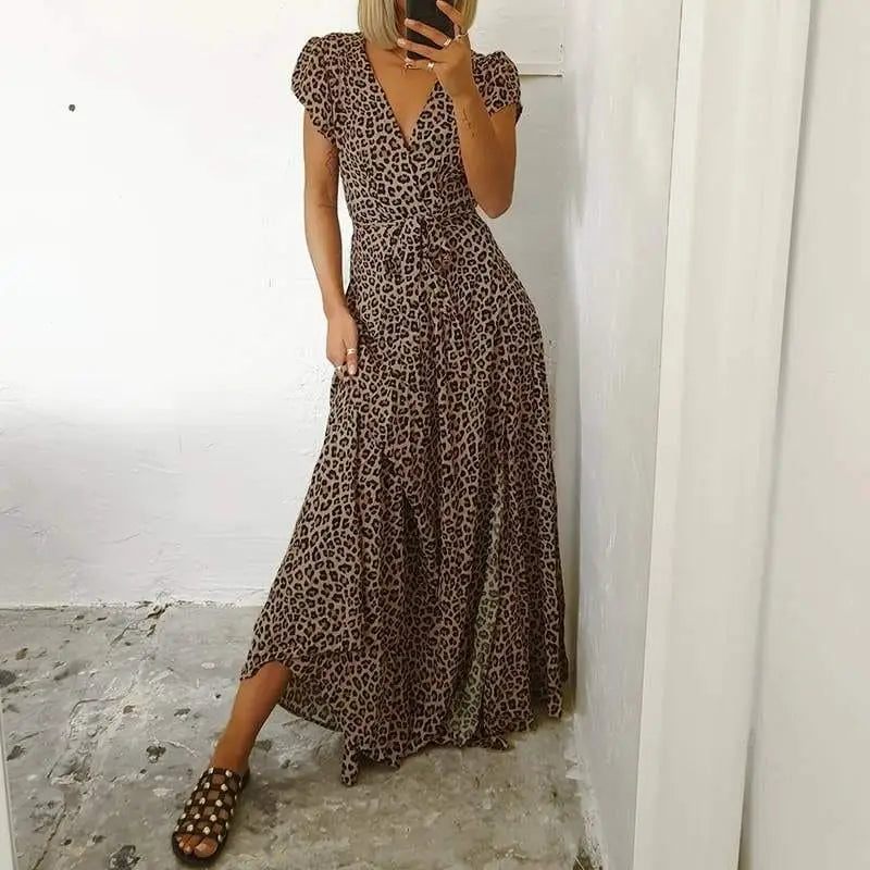 Robe léopard longue resserré à la taille.