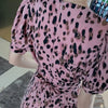 Dos robe motif léopard.