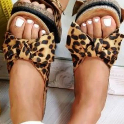 sandales léopard plates