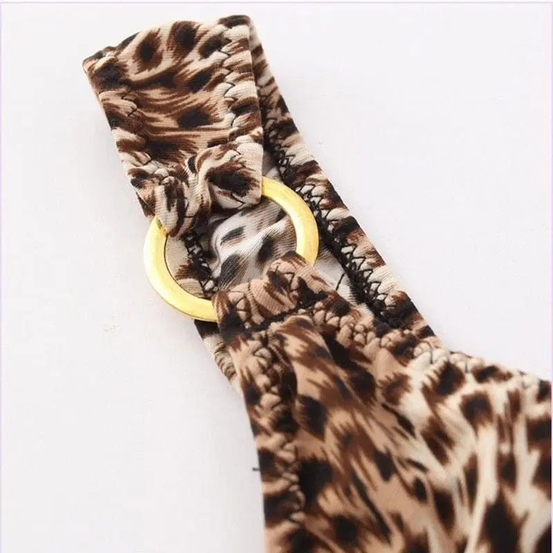 string léopard boucle dorée.