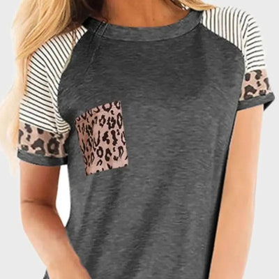 T shirt poche léopard gris.