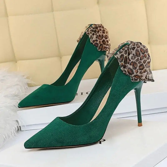 talons léopard verts sapins.