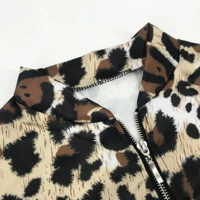 Détail veste léopard courte.