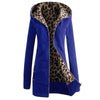 Veste léopard à capuche bleu.