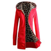 Veste léopard à capuche rouge.