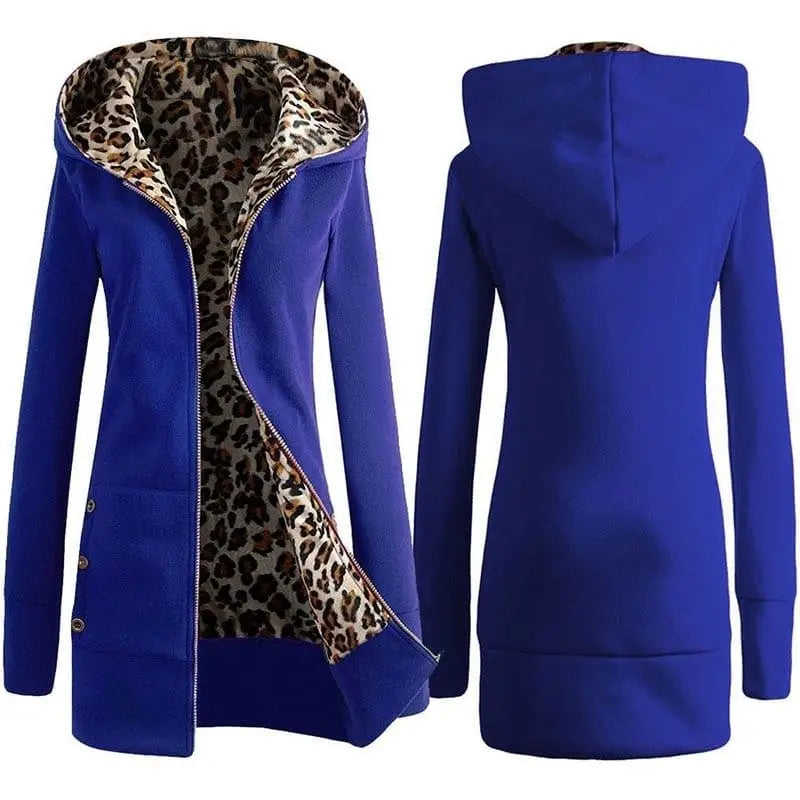 Veste léopard à capuche bleue.