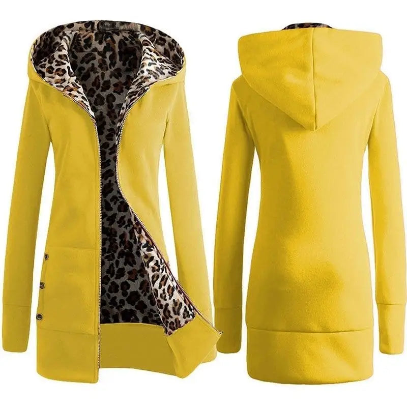 Veste léopard à capuche jaune.