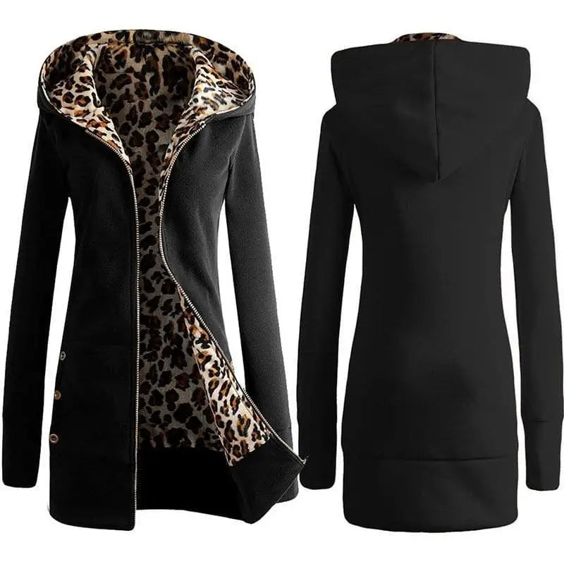 Veste léopard à capuche noire.