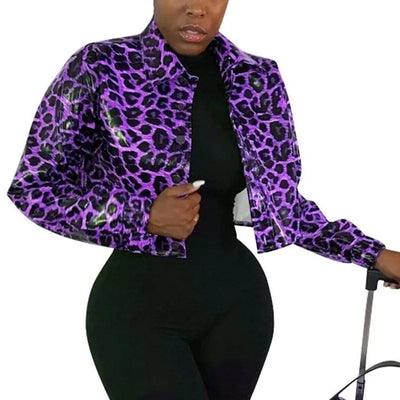 Veste léopard violette en similicuir.